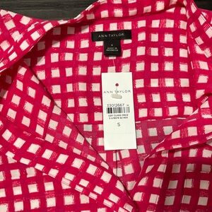 Ann Taylor button up sleeveless shell. Pink & white.